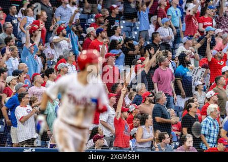Philadelphia, Usa. Juli 2024. Die Fans jubeln, nachdem TREA Turner von Philadelphia Phillies am Dienstag, den 9. Juli 2024, einen Grand Slam Home Run im vierten Inning eines MLB-Baseballspiels gegen die Los Angeles Dodgers in Philadelphia geschlagen hat. Foto: Laurence Kesterson/UPI Credit: UPI/Alamy Live News Stockfoto