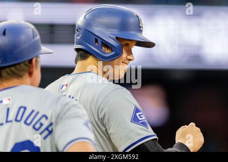 Philadelphia, Usa. Juli 2024. Los Angeles Dodgers benannte Hitter Shohei Ohtani (17) Walks während des fünften Inning eines MLB-Baseballspiels gegen die Philadelphia Phillies in Philadelphia am Dienstag, den 9. Juli 2024. Foto: Laurence Kesterson/UPI Credit: UPI/Alamy Live News Stockfoto