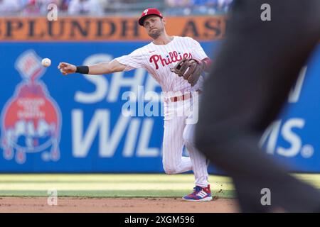 Philadelphia, Usa. Juli 2024. Philadelphia Phillies Shortstop TREA Turner stürzt sich beim ersten Inning eines MLB-Baseballspiels in Philadelphia am Dienstag, den 9. Juli 2024 auf den Teoscar Hernandez der Los Angeles Dodgers. Foto: Laurence Kesterson/UPI Credit: UPI/Alamy Live News Stockfoto