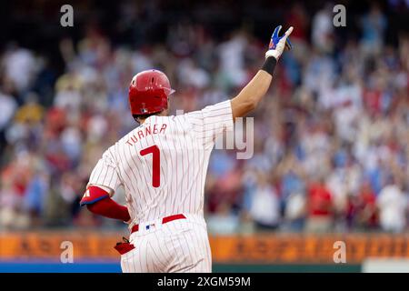 Philadelphia, Usa. Juli 2024. Philadelphia Phillies' TREA Turner gibt Gesten, als er die Basen leitet, nachdem er am Dienstag, den 9. Juli 2024, während des vierten Inning eines MLB-Baseballspiels gegen die Los Angeles Dodgers in Philadelphia einen Grand-Slam-Home-Run getroffen hat. Foto: Laurence Kesterson/UPI Credit: UPI/Alamy Live News Stockfoto