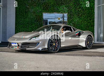 Silberner Ferrari 488 Pista Tailor Made Frontansicht Dreiviertelansicht - Hochauflösendes Bild Stockfoto