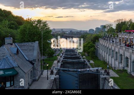 Ottawa, Kanada - 16. Mai 2024: Rideau Canal Schleusen in der Innenstadt. Blick auf den Ottawa River bei Sonnenuntergang. Stockfoto