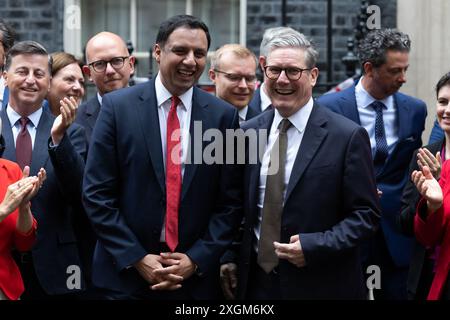 London, Großbritannien. Juli 2024. Premierminister Keir Starmer (R) posiert mit dem schottischen Labour-Führer Anas Sarwar (L) vor der Downing Street 10. Es wird erwartet, dass neue Parlamentsmitglieder nach den Parlamentswahlen in der letzten Woche vereidigt werden, die von Labour mit einem Erdrutschsieg gewonnen wurden. (Foto: Tejas Sandhu/SOPA Images/SIPA USA) Credit: SIPA USA/Alamy Live News Stockfoto