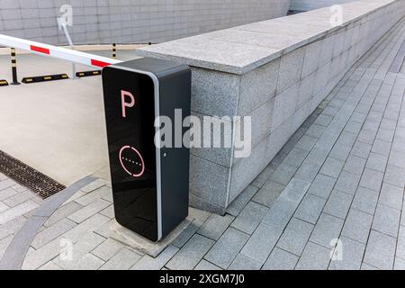 Schranke des Auslegers geschlossen. Automatische Absperrung in der Nähe der Tiefgarage. Nahansicht. Stockfoto