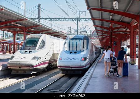 Madrid, Spanien. Juli 2024. Die Passagiere laufen am Bahnsteig am Bahnhof Chamartin Clara Campoamor in Madrid vorbei an Hochgeschwindigkeitszügen der spanischen Staatsbahn Renfe, insbesondere der AVE. Quelle: SOPA Images Limited/Alamy Live News Stockfoto