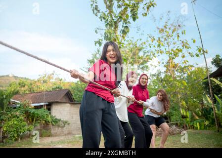 Porträt einer indonesischen Frau feiert den Indonesien Unabhängigkeitstag mit traditionellen Veranstaltungen wie einem Tauziehen im Freien Stockfoto