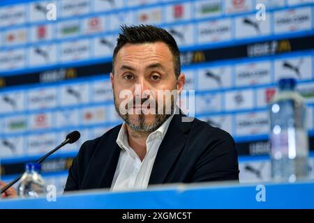 Marseille, Frankreich. Juli 2024. Roberto de Zerbi neuer Trainer der Olympique de Marseille (OM) hält am 09. Juli 2024 eine Pressekonferenz im Velodrome-Stadion in Marseille, Frankreich. Foto: Laurent Coust/ABACAPRESS. COM Credit: Abaca Press/Alamy Live News Stockfoto