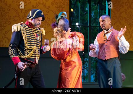 Dan skinner, Kiell Smith-Bynoe UND Martha Howe-Douglas, DIE ALS INSPEKTOR DER REGIERUNG AM MARYLEBONE THEATRE IN LONDON TÄTIG SIND Stockfoto