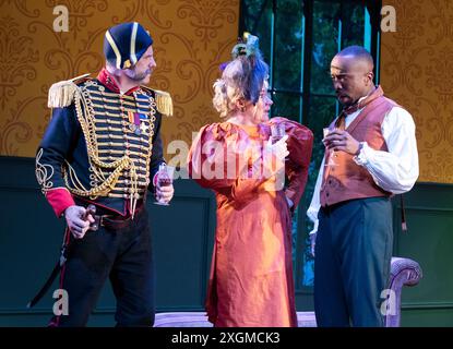 Dan skinner, Kiell Smith-Bynoe UND Martha Howe-Douglas, DIE ALS INSPEKTOR DER REGIERUNG AM MARYLEBONE THEATRE IN LONDON TÄTIG SIND Stockfoto