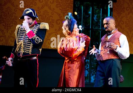 Dan skinner, Kiell Smith-Bynoe UND Martha Howe-Douglas, DIE ALS INSPEKTOR DER REGIERUNG AM MARYLEBONE THEATRE IN LONDON TÄTIG SIND Stockfoto