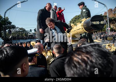 Buenos Aires, Argentinien. Juli 2024. Der argentinische Präsident Javier Milei steigt während einer Militärparade aus einem Panzer, um den Unabhängigkeitstag zu feiern. Quelle: Cristina Sille/dpa/Alamy Live News Stockfoto