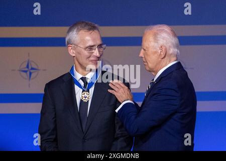 Washington DC, USA 20240710. NATO-Generalsekretär Jens Stoltenberg wurde von US-Präsident Joe Biden mit der „President's Medal of Freedom“ ausgezeichnet. Er erhielt sie bei der Eröffnung des NATO-Gipfels in Washington für seine Bemühungen als NATO-Generalsekretär. Foto: Javad Parsa / NTB Stockfoto