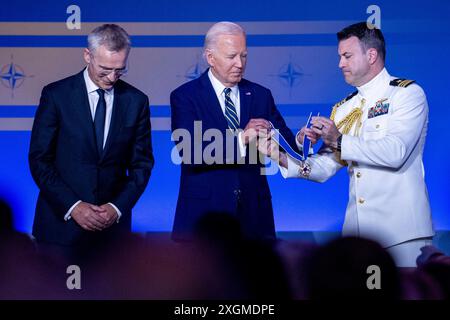 Washington DC, USA 20240710. NATO-Generalsekretär Jens Stoltenberg wurde von US-Präsident Joe Biden mit der „President's Medal of Freedom“ ausgezeichnet. Er erhielt sie bei der Eröffnung des NATO-Gipfels in Washington für seine Bemühungen als NATO-Generalsekretär. Foto: Javad Parsa / NTB Stockfoto