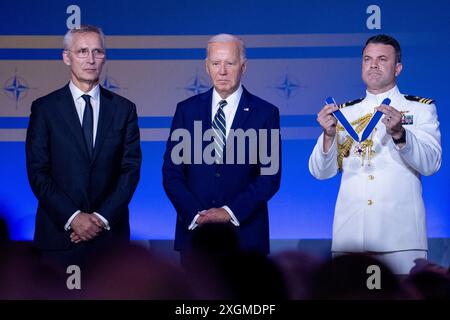 Washington DC, USA 20240710. NATO-Generalsekretär Jens Stoltenberg wurde von US-Präsident Joe Biden mit der „President's Medal of Freedom“ ausgezeichnet. Er erhielt sie bei der Eröffnung des NATO-Gipfels in Washington für seine Bemühungen als NATO-Generalsekretär. Foto: Javad Parsa / NTB Stockfoto