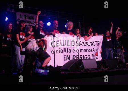 Lugo, Galicien, Spanien. Juli 2024. Manu Chao tritt während des Akustikkonzerts auf, das er in der Tebras Konzerthalle in der Hauptstadt Lugo anbietet. Der Künstler lädt die Öffentlichkeit auf die Bühne ein, die ein Banner gegen die Firma Altri zeigen, die eine Zellstofffabrik in Galicien bauen will. Lugo, Galicien, Spanien, am 9. Juli 2024. (Foto: Cristian Leyva/NurPhoto) Credit: NurPhoto SRL/Alamy Live News Stockfoto