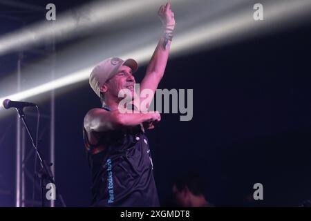 Lugo, Galicien, Spanien. Juli 2024. Manu Chao tritt während des akustischen Konzerts auf, das er am 9. Juli 2024 in der Tebras-Konzerthalle in Lugo, Galicien, Spanien anbietet. (Foto: Cristian Leyva/NurPhoto) Credit: NurPhoto SRL/Alamy Live News Stockfoto