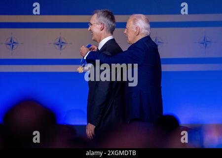 Washington DC, USA 20240710. NATO-Generalsekretär Jens Stoltenberg wurde von US-Präsident Joe Biden mit der „President's Medal of Freedom“ ausgezeichnet. Er erhielt sie bei der Eröffnung des NATO-Gipfels in Washington für seine Bemühungen als NATO-Generalsekretär. Foto: Javad Parsa / NTB Stockfoto