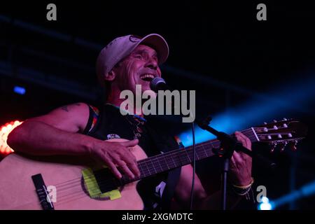 Lugo, Galicien, Spanien. Juli 2024. Manu Chao tritt während des akustischen Konzerts auf, das er am 9. Juli 2024 in der Tebras-Konzerthalle in Lugo, Galicien, Spanien anbietet. (Foto: Cristian Leyva/NurPhoto) Credit: NurPhoto SRL/Alamy Live News Stockfoto