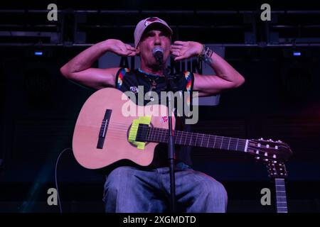 Lugo, Galicien, Spanien. Juli 2024. Manu Chao tritt während des akustischen Konzerts auf, das er am 9. Juli 2024 in der Tebras-Konzerthalle in Lugo, Galicien, Spanien anbietet. (Foto: Cristian Leyva/NurPhoto) Credit: NurPhoto SRL/Alamy Live News Stockfoto