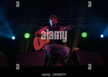 Lugo, Galicien, Spanien. Juli 2024. Manu Chao tritt während des akustischen Konzerts auf, das er am 9. Juli 2024 in der Tebras-Konzerthalle in Lugo, Galicien, Spanien anbietet. (Foto: Cristian Leyva/NurPhoto) Credit: NurPhoto SRL/Alamy Live News Stockfoto