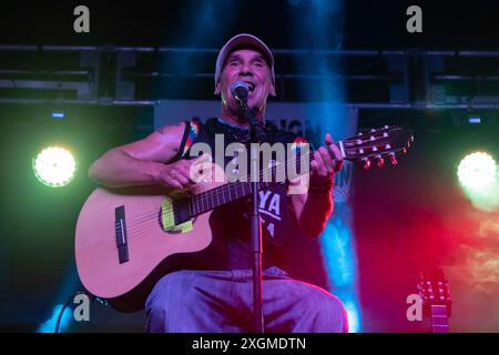 Lugo, Galicien, Spanien. Juli 2024. Manu Chao tritt während des akustischen Konzerts auf, das er am 9. Juli 2024 in der Tebras-Konzerthalle in Lugo, Galicien, Spanien anbietet. (Foto: Cristian Leyva/NurPhoto) Credit: NurPhoto SRL/Alamy Live News Stockfoto