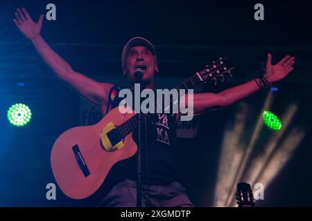 Lugo, Galicien, Spanien. Juli 2024. Manu Chao tritt während des akustischen Konzerts auf, das er am 9. Juli 2024 in der Tebras-Konzerthalle in Lugo, Galicien, Spanien anbietet. (Foto: Cristian Leyva/NurPhoto) Credit: NurPhoto SRL/Alamy Live News Stockfoto