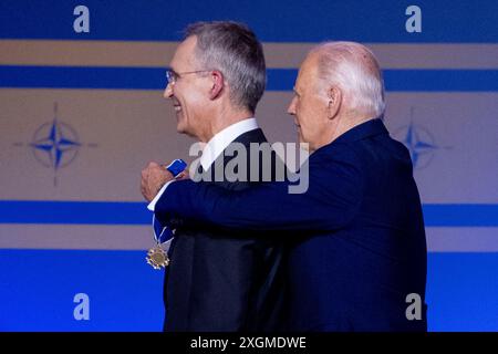 Washington DC, USA 20240710. NATO-Generalsekretär Jens Stoltenberg wurde von US-Präsident Joe Biden mit der „President's Medal of Freedom“ ausgezeichnet. Er erhielt sie bei der Eröffnung des NATO-Gipfels in Washington für seine Bemühungen als NATO-Generalsekretär. Foto: Javad Parsa / NTB Stockfoto