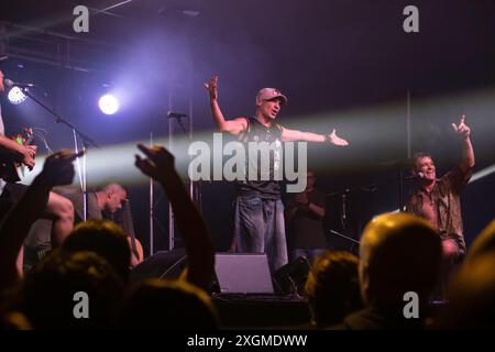 Lugo, Galicien, Spanien. Juli 2024. Manu Chao tritt während des akustischen Konzerts auf, das er am 9. Juli 2024 in der Tebras-Konzerthalle in Lugo, Galicien, Spanien anbietet. (Foto: Cristian Leyva/NurPhoto) Credit: NurPhoto SRL/Alamy Live News Stockfoto