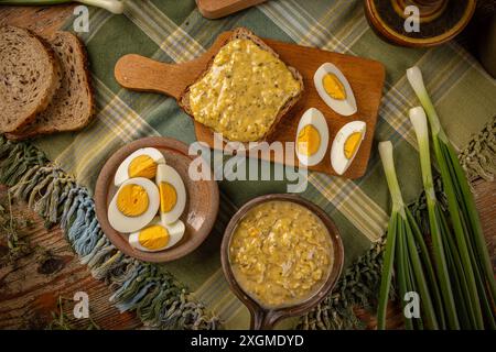 Eieraufstrich mit Mayonnaise auf dem Frühstückstisch Stockfoto