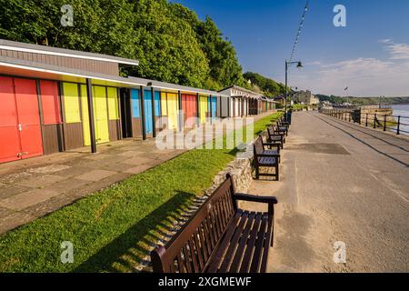 Am frühen Morgen Licht in den Strandhütten und der Promenade in Filey in North Yorkshire Stockfoto