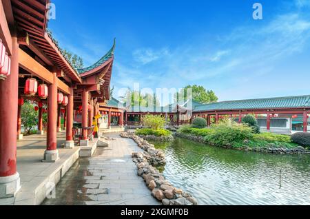 Historisches Gebäude im chinesischen Stil im Yueyang Tower Park, Yueyang, China. Stockfoto