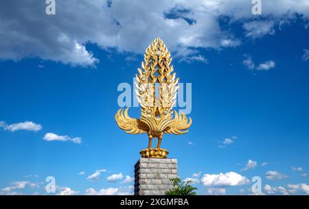 Der vergoldete Dapeng am Eingang der drei Pagoden des Chongsheng Tempels, Stadt Dali, Provinz Yunnan, China. Stockfoto