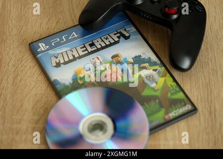 KIEW, UKRAINE - 26. JUNI 2024 Minecraft PS4-Videospiel-Disc-Box für Konsolenspiele. Beliebte Videospiel-Disc aus nächster Nähe Stockfoto