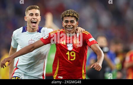 MÜNCHEN, DEUTSCHLAND - 09. JULI: Lamine Yamal aus Spanien, Fermin aus Spanien, feiert mit den Fans nach dem Sieg ihrer Mannschaft das Halbfinalspiel der UEFA EURO 2024 zwischen Spanien und Frankreich am 09. Juli 2024 in München. © diebilderwelt / Alamy Stock Stockfoto