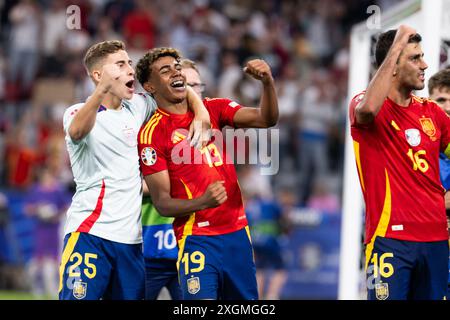 München, Deutschland. Juli 2024. Lamine Yamal (C) aus Spanien feiert mit seinem Teamkollegen Fermin Lopez nach dem Halbfinalspiel der UEFA Euro 2024 zwischen Spanien und Frankreich am 9. Juli 2024 in München. Quelle: Xiao Yijiu/Xinhua/Alamy Live News Stockfoto