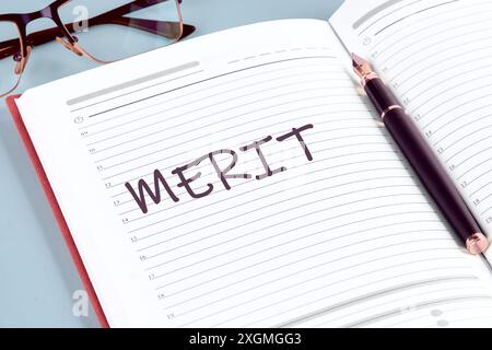 Business and Merit Concept. Kopierbereich. Konzeptwort Verdienstsymbol im Notizbuch eines Geschäftsmannes, Managers Stockfoto