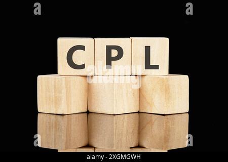 CPL Cost per Lead Akronym, Business Concept CPL Wort, zusammengesetzt aus Holzwürfeln auf einem glänzend schwarzen Hintergrund Stockfoto