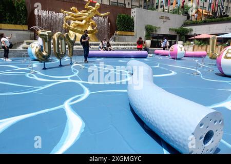 NEW YORK, NY, 9. Juli 2024. Besucher genießen die Kunstinstallation „Pool Party“ im Rockefeller Center in Midtown im Sommer am 9. Juli 2024 in New York City. Quelle: Liao Pan/China News Service/Alamy Live News Stockfoto