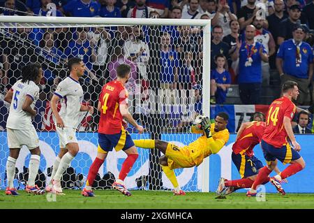 München, Deutschland. Juli 2024. Torhüter Mike Maignan (3. R) aus Frankreich rettet den Ball während des Halbfinalspiels der UEFA Euro 2024 zwischen Spanien und Frankreich am 9. Juli 2024 in München. Quelle: Zhang Fan/Xinhua/Alamy Live News Stockfoto