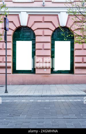 Leeres Modell Von Two Street Showcase Windows Auf Pink Building. Vorderansicht Stockfoto