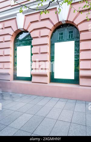 Mockup Von Zwei Plakaten Auf Pinkfarbenen Gebäudefassaden Stockfoto