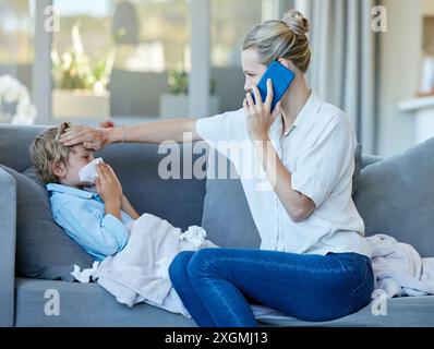 Telefonanruf, Kind und Mutter suchen nach Fieber mit Grippe, Erkältung oder Allergie auf Sofa zu Hause. Krank, medizinischer Notfall und Mutter fühlen Kopf des Kindes für hoch Stockfoto