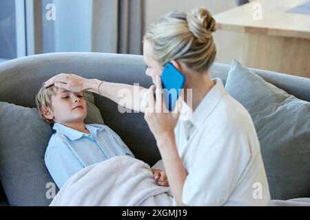 Telefonanruf, Kind und Mutter suchen auf Fieber mit Grippe, Erkältung oder Allergie auf Sofa zu Hause. Krank, medizinischer Notfall und Mutter fühlen Kopf des Kindes für High Stockfoto