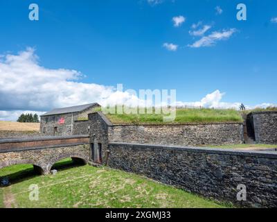 Im Norden der Champagne Ardennes liegen die alten Steinmauern der Festung Rocroi im Norden Frankreichs unter blauem Sommerhimmel Stockfoto