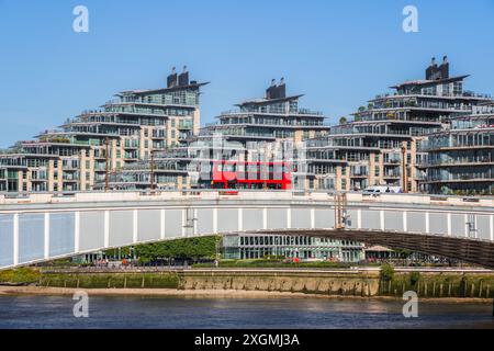 Wandsworth Bridge mit Flussentwicklung Battersea REACH im Hintergrund in London Stockfoto