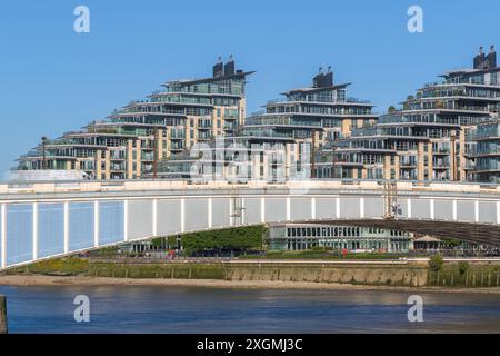 Wandsworth Bridge mit Flussentwicklung Battersea REACH im Hintergrund in London Stockfoto