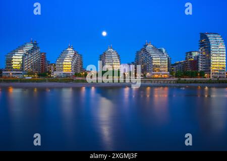 Langzeitbelichtung, moderne Apartments am Fluss, Battersea REACH, nachts in London Stockfoto