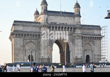 Mumbai, Indien - 13. April 2024: Gateway of India ist die beliebteste Touristenattraktion. Touristen auf der ganzen Welt besuchen Gateway of India Stockfoto