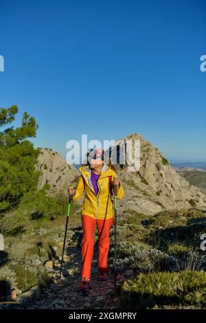 Eine Frau beim Wandern in den Bergen der Costa Blanca, Alicante, Spanien – Stockfoto Stockfoto