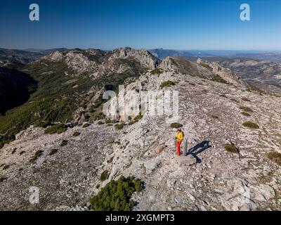 Eine Frau beim Wandern in den Bergen der Costa Blanca, Alicante, Spanien – Stockfoto Stockfoto